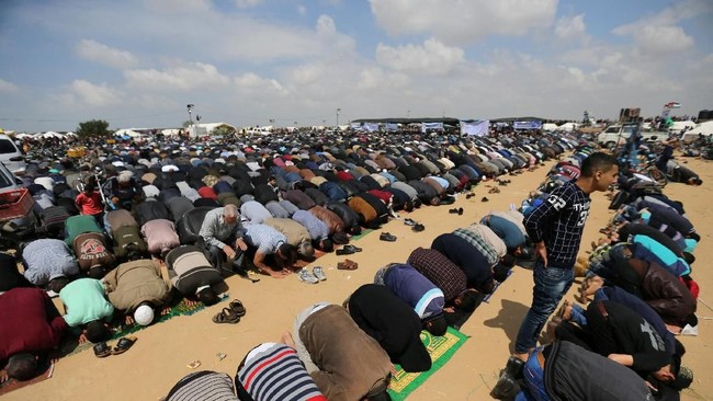 Kegiatan berkemah oleh ribuan warga Palestina di dekat lokasi bentrokan antara Israel dan Palestina diadakan untuk memperingati pengusiran warga Palestina.