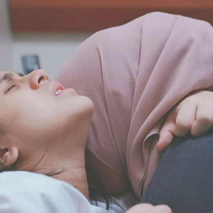 <p>Merasakan kontraksi dan mulas sebelum si kecil lahir memang jadi kisah tersendiri buat para ibu ya, Bun. (Foto: Instagram/ @missnyctagina)</p>