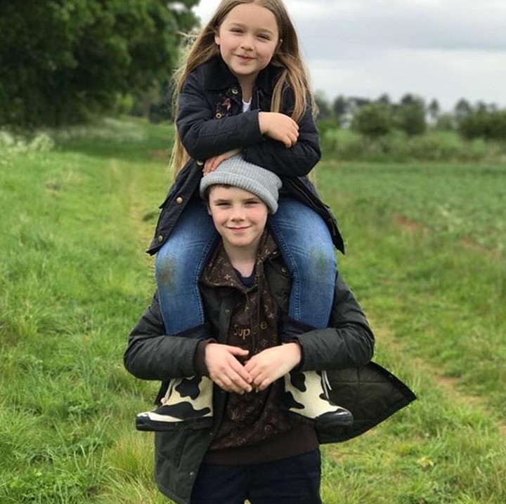 Tuh lihat deh, Cruz sayang banget sama Harper. (Foto: Instagram/ @cruzbeckham)