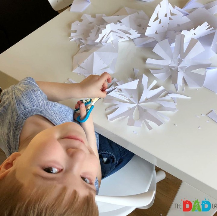 Kasih si kecil kertas dan gunting. Coba lihat, apa yang akan si kecil bikin ya. (Foto: Instagram/thedadlab)