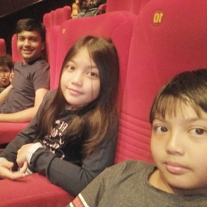 <p>Sst, jangan berisik, lagi mau nonton film dulu. (Foto: Instagram @sahrulgunawanofficial)</p>