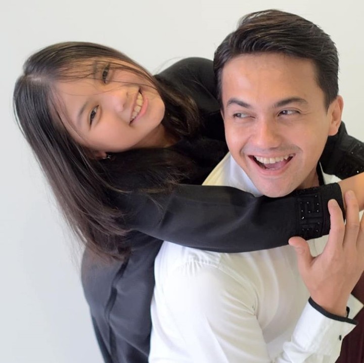 <p>Happy banget Ayah Sahrul dipeluk putri kecilnya yang cantik, Raihana Zemma Gunawan. (Foto: Instagram @sahrulgunawanofficial)</p>