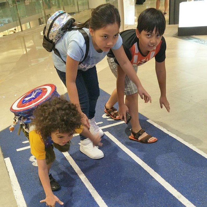 <p>Kata Sahrul yang namanya melejit lewat sinetron Jin dan Jun di era 90-an itu, mengajak anak ke mal itu tantangan dan bikin keringetan. Iya, soalnya harus ikut lari ke sana ke mari demi memastikan nggak ada yang terpisah. (Foto: Instagram @sahrulgunawanofficial)</p>