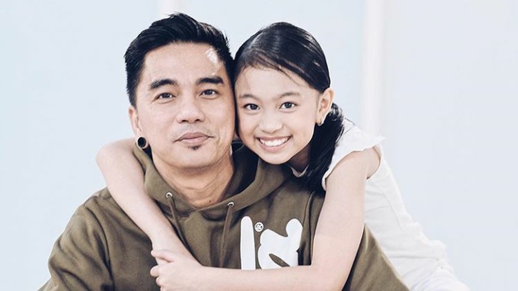 Cerita Enda 'Ungu' Akhirnya Bolehkan Anak Jadi Penyanyi Cilik Enda 'Ungu' awalnya nggak terlalu suka anaknya terjun di dunia entertainment. Lantas, gimana ceritanya Enda akhirnya mengizinkan sang putri jadi penyanyi cilik?