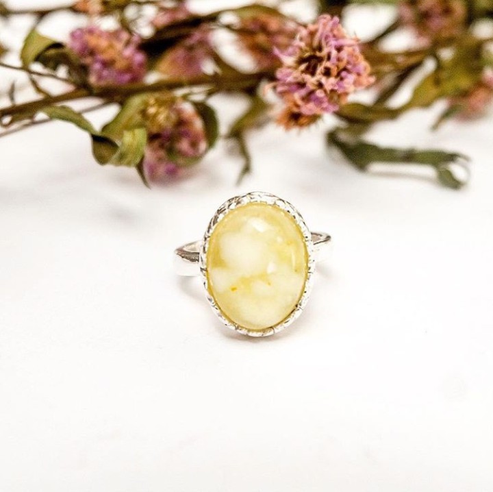 <p>Ya, ada banyak cara 'menghidupkan' kenangan. Misalnya melalui cincin cantik seperti ini. (Foto: Instagram @sejiwaofficial)</p>