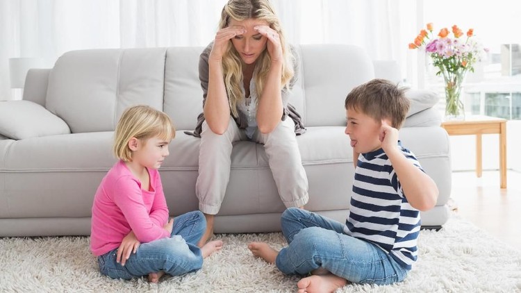 Anak-anak sering mengalami sibling rivalry karena masalah yang sangat sepele. Pemicunya bisa berasal dari sikap orang tua, seperti pejelasan berikut ini.