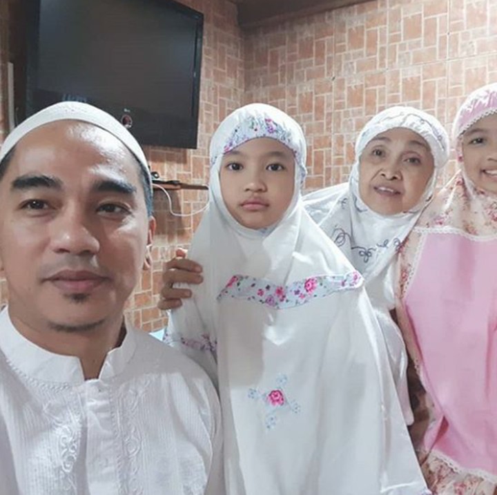 <p>Ayah Enda mau salat berjamaah nih bersama keluarganya. (Foto: Instagram @mr_enda_ungu)</p>
