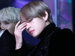 Lucu, Reaksi Kaget V BTS Saat Betulkan Resleting Celana di Depan Kamera