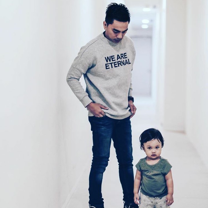 <p>Gemas maksimal! Kali ini ayah Enda berpose dengan putri bungsunya, Azahlya Latifa Wianda. (Foto: Instagram @mr_enda_ungu)</p>