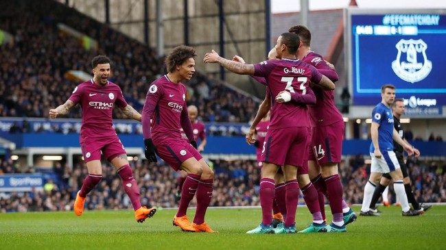 Manchester City sukses mempermalukan Everton dengan skor 3-1 di Stadion Goodison Park, Sabtu (31/3) malam waktu setempat. Man City kian dekat gelar juara.