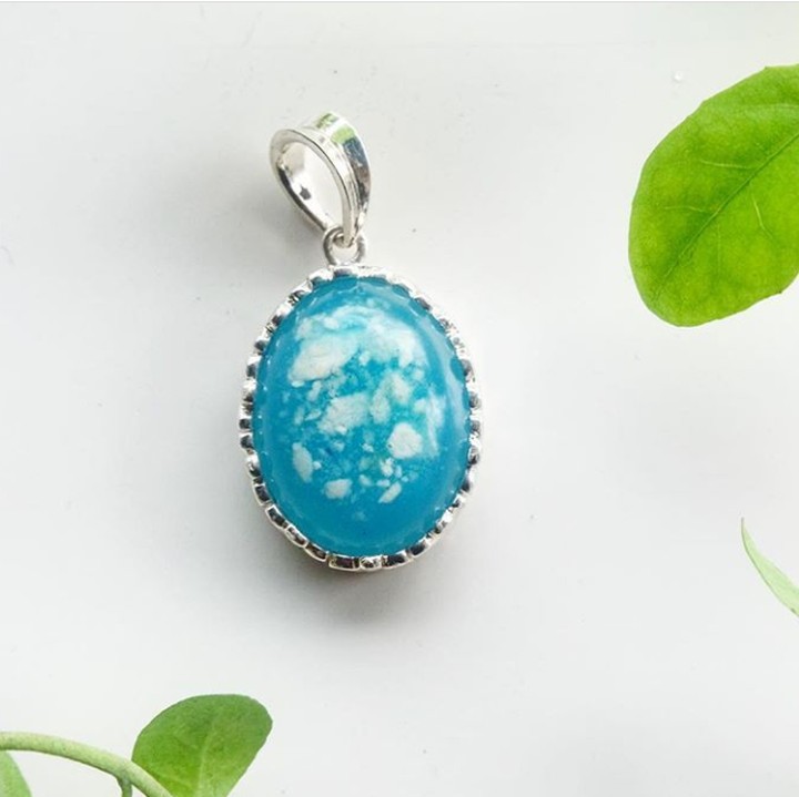 <p>Aih indahnya liontin biru ini. (Foto: Instagram @sejiwaofficial)</p>