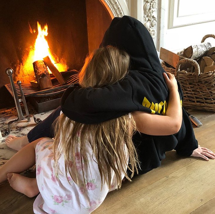 Pelukan hangat Kakak Cruz untuk Adik Harper. (Foto: Instagram/ @victoriabeckham)