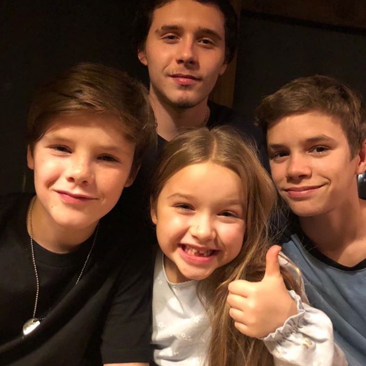 Rukun dan kompak terus ya anak ganteng dan cantiknya Ayah David dan Bunda Victoria. (Foto: Instagram/ @victoriabeckham)