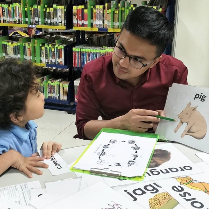 <p>Sekarang giliran si bungsu, Pay, yang ditemani belajar ayahnya. (Foto: Instagram @sahrulgunawanofficial)</p>