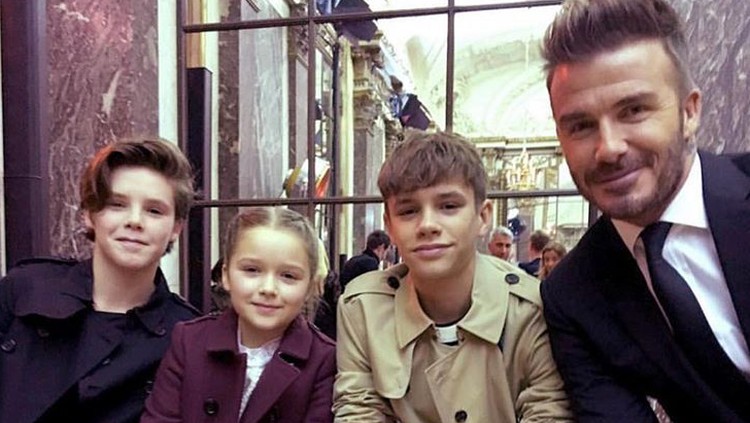 David Beckham kembali bermain sepakbola untuk acara amal, tak ketinggalan anak-anaknya pun datang untuk mendukungnya.