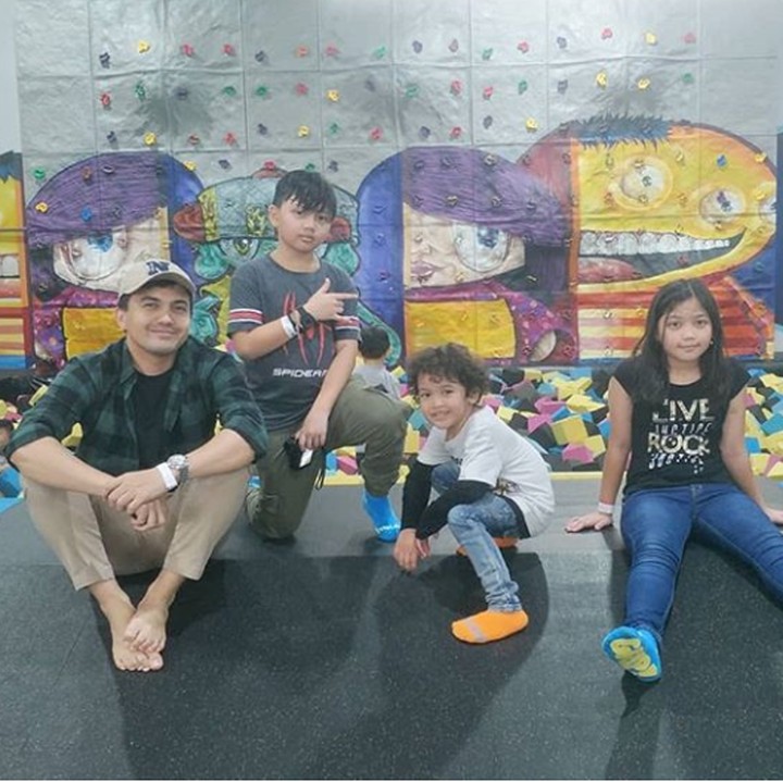 <p>Wah, seru banget ya, jalan bareng anak-anak seperti yang dilakukan Ayah Sahrul Gunawan. Sahrul menikah dengan Indriani Hadi pada 2007 silam dan dikaruniai tiga anak. Namun pernikahan mereka berakhir pada 2016. (Foto: Instagram @sahrulgunawanofficial</p>