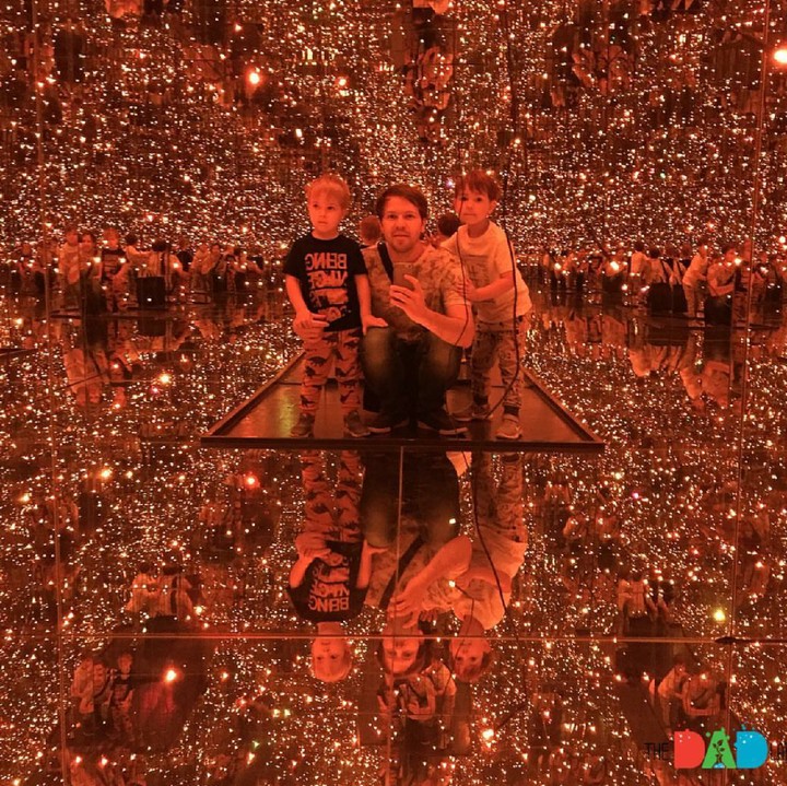 Belajar sains nggak melulu di satu tempat. Ayah Sergei terkadang mengajak anak-anaknya ke museum ilusi optik lho. (Foto: Instagram/thedadlab)