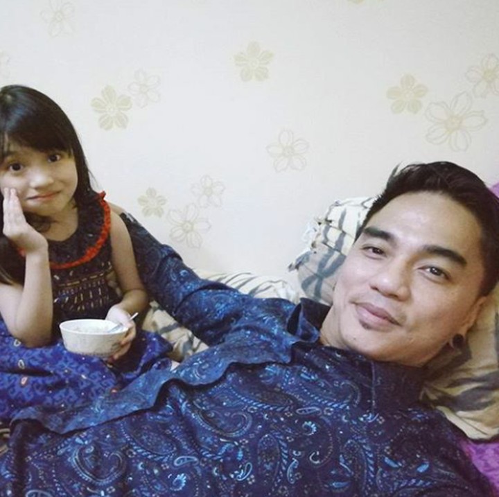 <p>Bersama si nomor dua, Azahbel Lyrna Winola. (Foto: Instagram @mr_enda_ungu)</p>