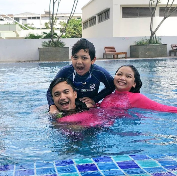 <p>Asyiknya berenang bersama. (Foto: Instagram @sahrulgunawanofficial)</p>