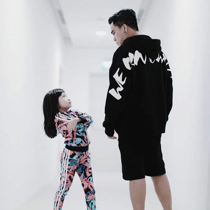 <p>Gimana? Kece banget ya gaya ayah yang satu ini bersama putrinya. (Foto: Instagram @mr_enda_ungu)</p>