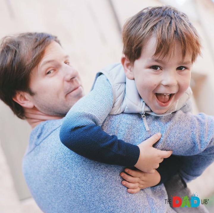 Sergei Urban adalah seorang stay-home-dad atau ayah yang tinggal di rumah, sehingga banyak menghabiskan waktu bersama kedua jagoannya. (Foto: Instagram/thedadlab)