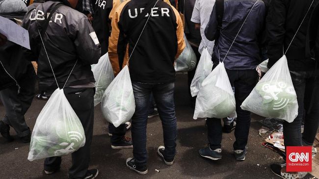 Emoh Pindah ke Grab, Pengemudi 'Eksodus' ke Gojek dan Anterin Sepekan pasca akuisisi Uber oleh Grab, pengemudi mulai aktif di aplikasi barunya. Sayangnya, para pengemudi bukan migrasi ke Grab melainkan Gojek dan Anterin.