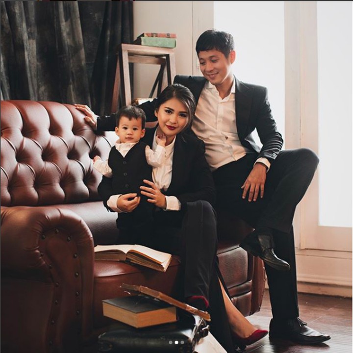 <p>Putri Titian menjadi korban <a href="https://hot.detik.com/celeb/d-4133388/pemer-foto-saat-nyusuin-anak-marissa-nasution-di-bully-netizen" target="_blank">mom shaming</a> setelah diserang oleh seorang warganet lewat Instagram Stories. Kata warganet, Putri Titian banyak ajudannya, Bun, jadi enggak mungkin repot mengurus anak. Wah, padahal realita tak seindah Instagram ya, Bun? Kita doakan semoga para warganet atau orang sekitar kita yang hobi nyinyir segera sadar ya.</p>