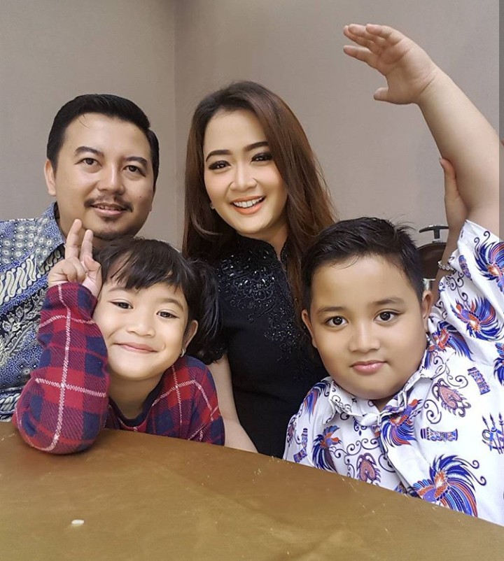 Penuh Senyum, Begini Keceriaan Keluarga Vega Darwanti