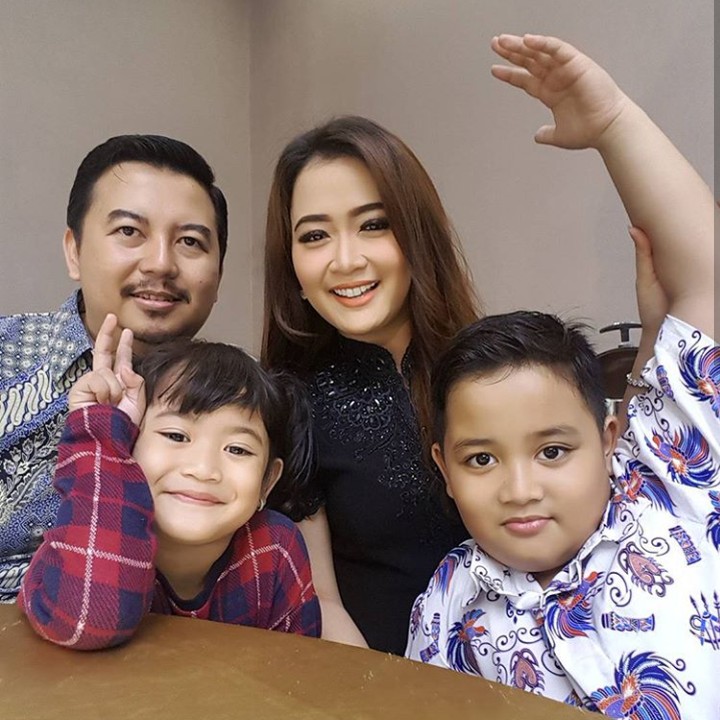 Semoga makin ceria dan bahagia ya keluarga Bunda Vega. (Foto: Instagram @vegadarwanti123)