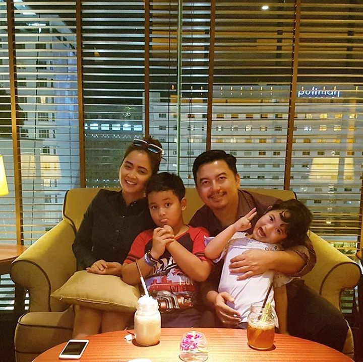Kata Bunda Vega, mereka semua sudah lelah nih sebenarnya. Tapi masih ceria ya. (Foto: Instagram @vegadarwanti123)
