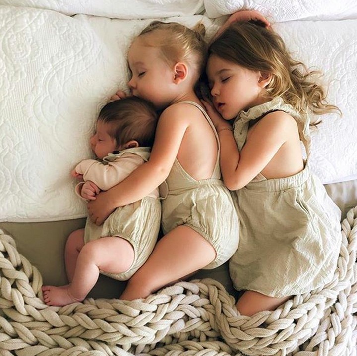<p>Melihat rukunnya anak-anak saat terlelap gini bikin hati adem ya, Bun. (Foto: Instagram/ @chasingthesummerfields)</p>