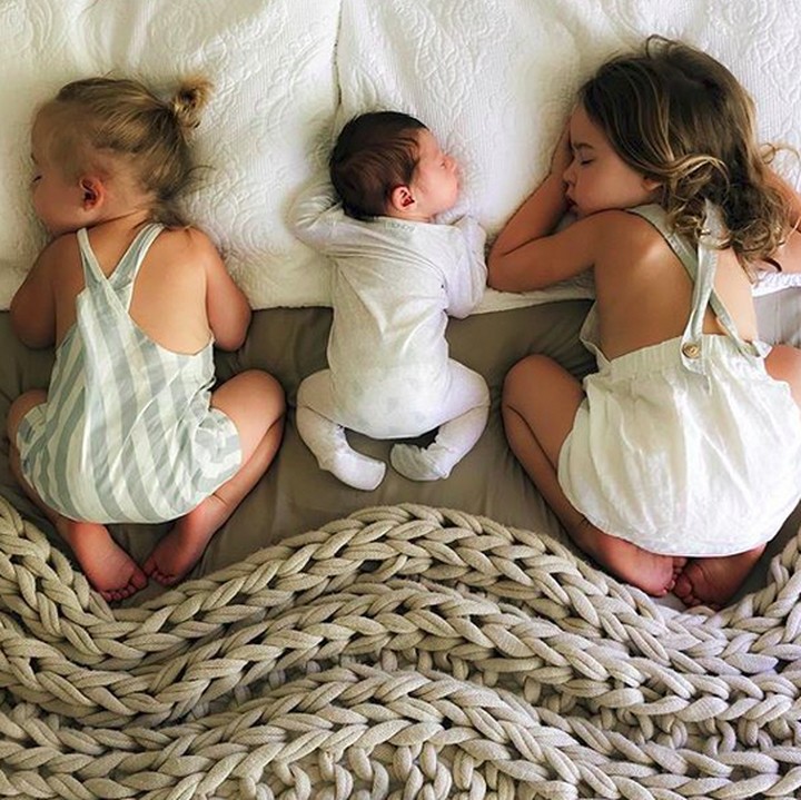 <p>Lagi tidur aja posenya bisa kompakan gitu. Lucu! (Foto: Instagram/ @chasingthesummerfields)</p>