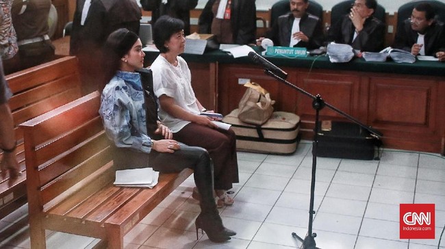 Mendapatkan pertanyaan berulang dari kuasa hukum First Travel soal 'endorse', nada bicara penyanyi Syahrini meninggi seraya menepis dugaan soal itu.
