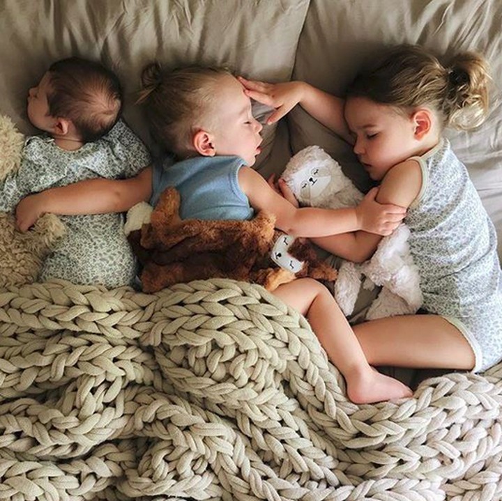 <p>So sweet! Theo memeluk kakak dan adiknya lho. (Foto: Instagram/ @chasingthesummerfields)</p>