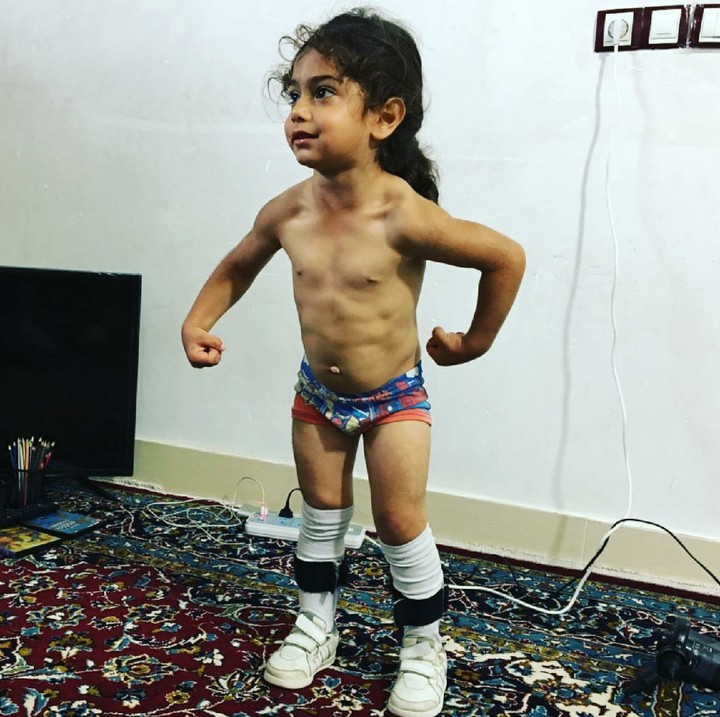 Walaupun begitu Arat yang masih 4 tahun ini percaya sama sang ayah yang selalu mengajaknya olahraga. (Foto: Instagram/arat.gym)