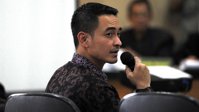 Zumi Zola menangis saat bertemu keluarganya di Pengadilan Tipikor Jambi. Dia berharap proses hukum kasus korupsi APBD di Jambi tak menghambat pembangunan.