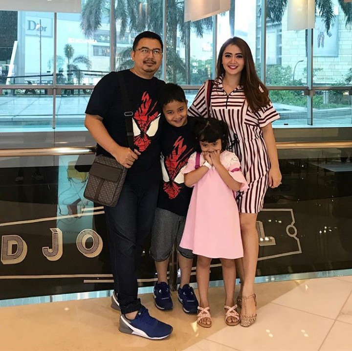 Nge-mal bareng juga bikin anak-anak happy. (Foto: Instagram @vegadarwanti123)