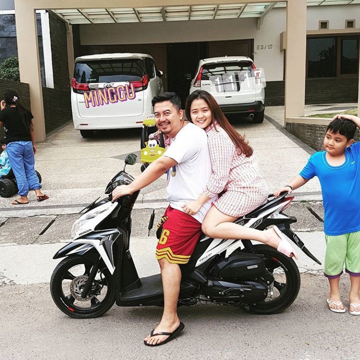 Hi-hi-hi ini ceritanya si kakak ingin ikut naik sepeda motor bareng bunda dan ayahnya. (Foto: Instagram @vegadarwanti123)