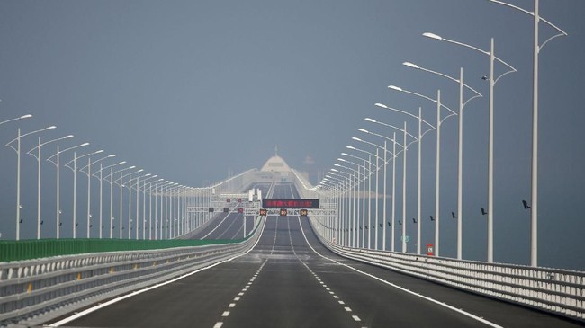 <p>Walau dikritik karena memakan biaya terlalu besar, China berkeras membangun jembatan ini hingga Hong Kong menyebut proyek tersebut adalah cara Beijing untuk memperkuat kendali atas kota semi-otonomi tersebut. (Reuters/Bobby Yip)</p>