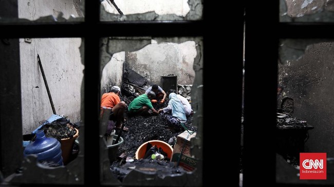Api yang melahap 35 rumah di Jembatan Besi, Tambora, Jakarta Barat, diduga berasal dari rumah konfeksi. Sebanyak 150 orang jadi korban karena rumahnya terbakar.