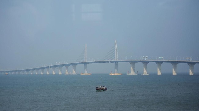 Jembatan itu membentang dari Hong Kong, melewati Kota Zhuhai, hingga akhirnya mencapai Macau, membelah perairan Pearl River Estuary. (Reuters/Bobby Yip)