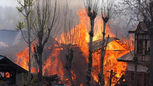 Angkatan bersenjata Pakistan menyatakan menembak jatuh dua pesawat tempur India yang terbang di atas wilayah Kashmir pada Rabu (27/2).