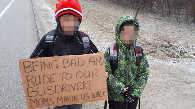 Kedua bocah ini dihukum sang ibu dan harus berjalan kaki sejauh 7 km ke sekolah. Hmm kenapa ya?