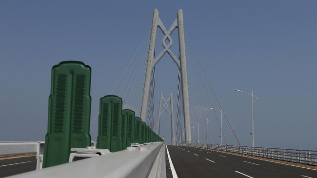 <p>Karena serentetan kontroversi tersebut, termasuk kematian sejumlah pekerja konstruksi dalam proyek ini, jembatan itu tak bisa diresmikan pada akhir 2017 seperti yang dijadwalkan sebelumnya. (Reuters/Bobby Yip)</p>