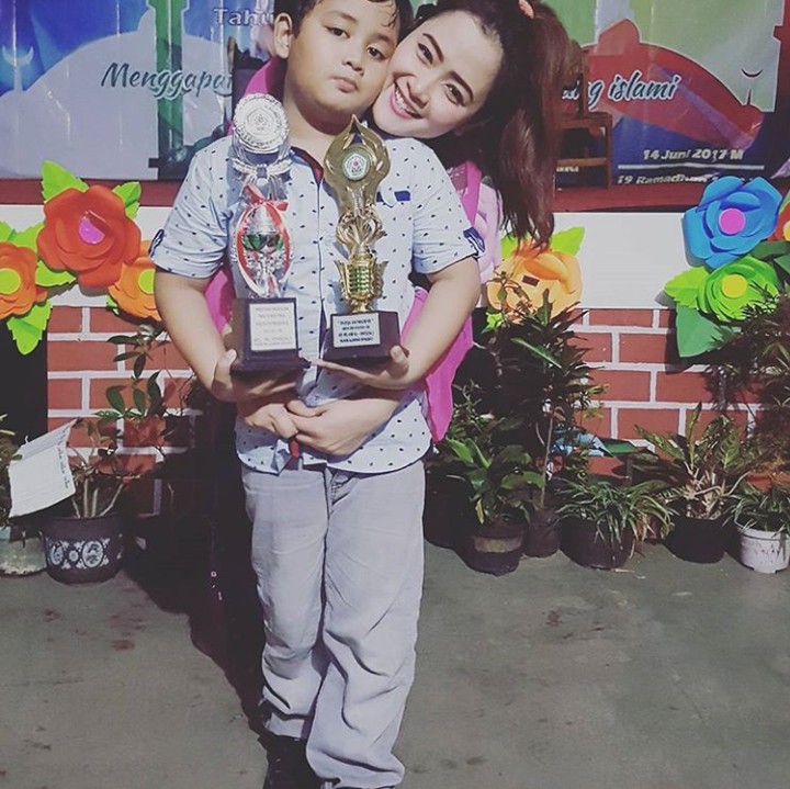 Punya anak berprestasi pasti membanggakan ya, Bun. (Foto: Instagram @vegadarwanti123)