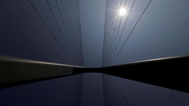 <p>Meski tanggal peresmian belum dikonfirmasi, para pejabat China mengklaim bahwa jembatan ini dapat bertahan hingga 120 tahun ke depan. (Reuters/Bobby Yip)</p>