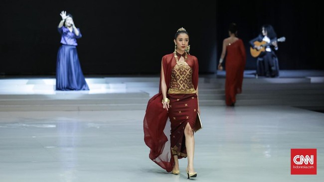 FOTO:Perayaan 40 Tahun Poppy Dharsono di Dunia Mode Indonesia