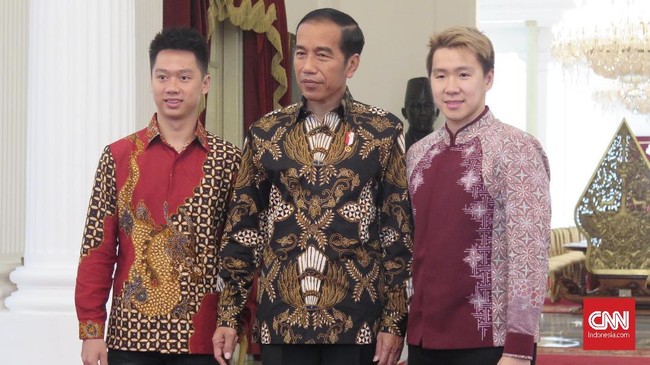 Pebulutangkis ganda putra Indonesia Marcus Fernaldi Gideon memberi undangan pernikahan ke Presiden Joko Widodo saat diundang ke Istana Merdeka, Senin (2/4).