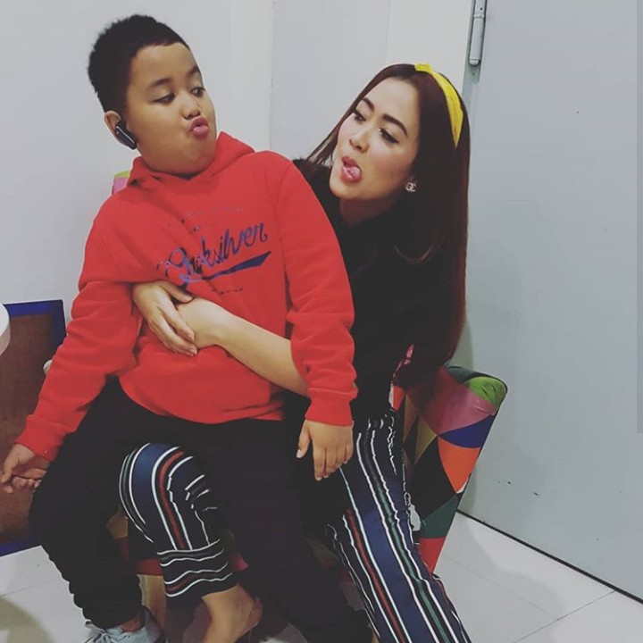 Yang ini saat si sulung, Razqa Aatmadeva Senjaya, menemani sang bunda syuting. (Foto: Instagram @vegadarwanti123)