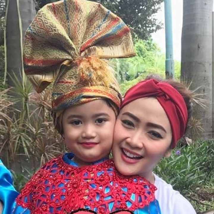 Wah, si kecil Nadeva Letizia Senjaya mau menari nih. (Foto: Instagram @vegadarwanti123)